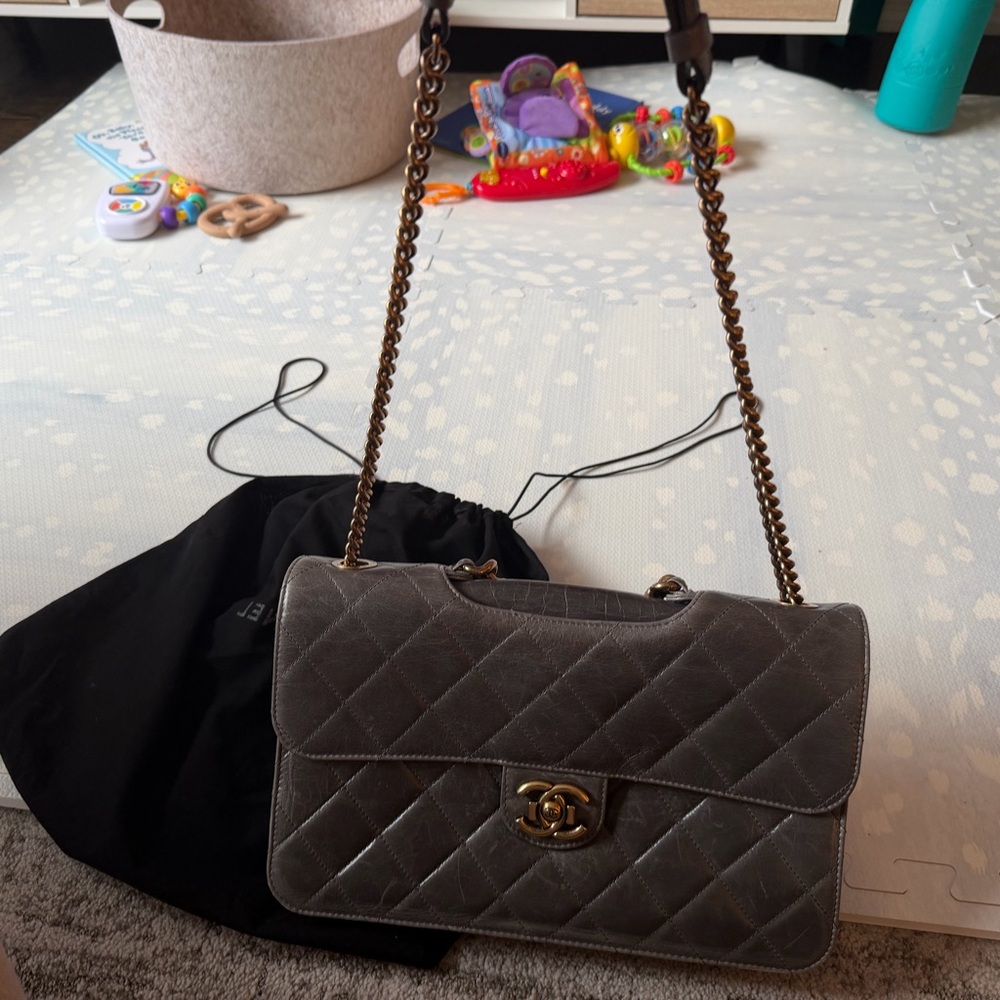 SOLD!!! Chanel Gray Quilted Leather Shoulder Bag - Picture 4 of 14